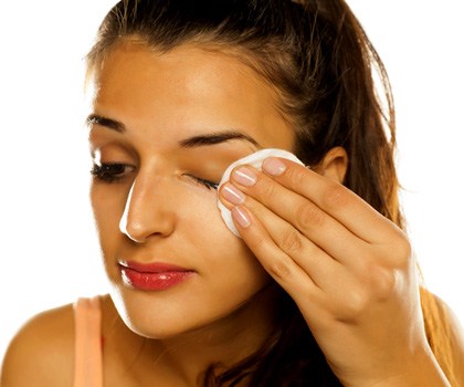 Cleaning eyelids from make-up
