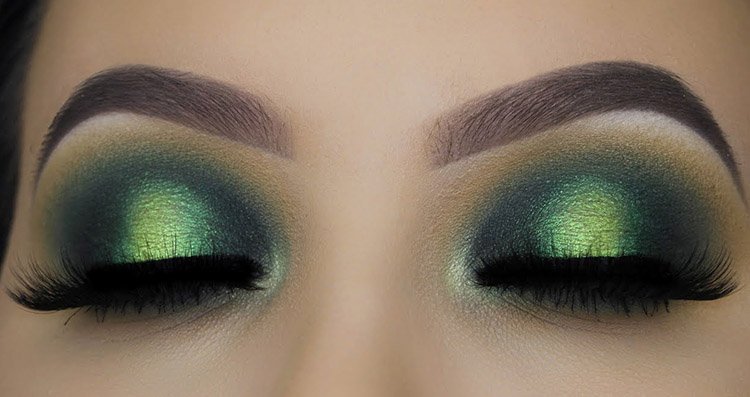 Emerald green smokey eyes