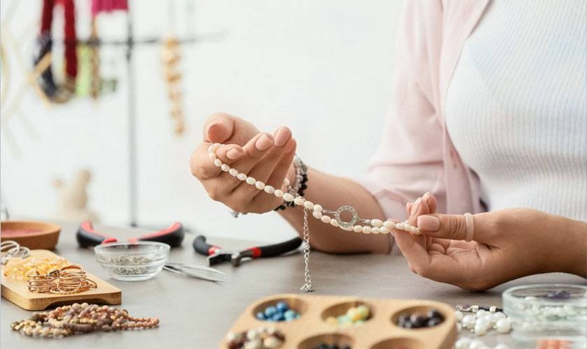 A woman is going to perform the best way to sell jewelry